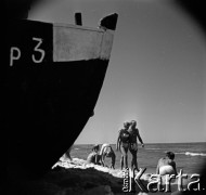 Lata 60., miejsce nieznane, Polska.
Na plaży nad Bałtykiem.
Fot. Marek Zürn, zbiory Fundacji Ośrodka KARTA