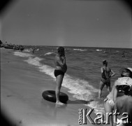 Lata 60., miejsce nieznane, Polska.
Kąpiel w Bałtyku.
Fot. Marek Zürn, zbiory Fundacji Ośrodka KARTA