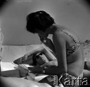 Lata 60., miejsce nieznane, Polska.
Plażowanie nad Bałtykiem.
Fot. Marek Zürn, zbiory Fundacji Ośrodka KARTA