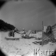 Lata 60., miejsce nieznane, Polska.
Plażowanie nad Bałtykiem.
Fot. Marek Zürn, zbiory Fundacji Ośrodka KARTA