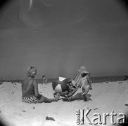 Lata 60., miejsce nieznane, Polska.
Plażowanie nad Bałtykiem.
Fot. Marek Zürn, zbiory Fundacji Ośrodka KARTA