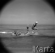 Lata 60., miejsce nieznane, Polska.
Kąpiel w Bałtyku.
Fot. Marek Zürn, zbiory Fundacji Ośrodka KARTA