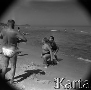 Lata 60., miejsce nieznane, Polska.
Kąpiel w Bałtyku.
Fot. Marek Zürn, zbiory Fundacji Ośrodka KARTA