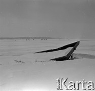 Lata 60., Zalew Zegrzyński, Polska.
Zamarznięty Zalew Zegrzyński, w głębi wędkarze.
Fot. Marek Zürn, zbiory Fundacji Ośrodka KARTA