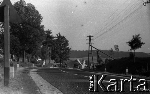 Lata 60., miejsce nieznane, Polska.
Droga na południu Polski.
Fot. Marek Zürn, zbiory Fundacji Ośrodka KARTA
