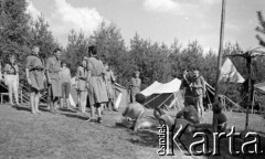 Lata 60., Puszcza Kampinoska, Polska.
Obóz harcerzy Hufca Żoliborskiego, n/z apel w przebraniach.
Fot. Marek Zürn, zbiory Fundacji Ośrodka KARTA