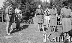 Lata 60., Puszcza Kampinoska, Polska.
Obóz harcerzy Hufca Żoliborskiego, n/z apel w przebraniach.
Fot. Marek Zürn, zbiory Fundacji Ośrodka KARTA