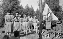 Lata 60., Puszcza Kampinoska, Polska.
Obóz harcerzy Hufca Żoliborskiego, n/z apel w przebraniach.
Fot. Marek Zürn, zbiory Fundacji Ośrodka KARTA