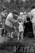Lata 60., Puszcza Kampinoska, Polska.
Dzieci wiejskie podczas gier i zabaw organizowanych przez harcerzy Hufca Żoliborskiego.
Fot. Marek Zürn, zbiory Fundacji Ośrodka KARTA