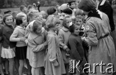Lata 60., Puszcza Kampinoska, Polska.
Dzieci wiejskie podczas gier i zabaw organizowanych przez harcerzy Hufca Żoliborskiego.
Fot. Marek Zürn, zbiory Fundacji Ośrodka KARTA