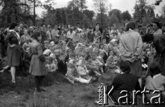 Lata 60., Puszcza Kampinoska, Polska.
Dzieci wiejskie podczas gier i zabaw organizowanych przez harcerzy Hufca Żoliborskiego.
Fot. Marek Zürn, zbiory Fundacji Ośrodka KARTA