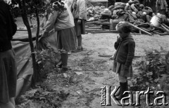 Lata 60., Puszcza Kampinoska, Polska.
Dziecko wiejskie podczas gier i zabaw organizowanych przez harcerzy Hufca Żoliborskiego.
Fot. Marek Zürn, zbiory Fundacji Ośrodka KARTA