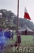 1958, Ławica k. Kłodzka, Polska.
Obóz harcerski drużyny 121 z Żoliborza, n/z apel.
Fot. Marek Zürn, zbiory Fundacji Ośrodka KARTA