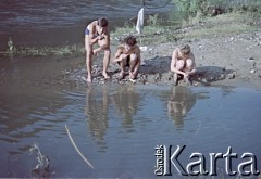 1958, Ławica k. Kłodzka, Polska.
Obóz harcerski drużyny 121 z Żoliborza, n/z harcerze myją zęby.
Fot. Marek Zürn, zbiory Fundacji Ośrodka KARTA