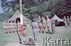 1958, Ławica k. Kłodzka, Polska.
Obóz harcerski drużyny 121 z Żoliborza, n/z apel.
Fot. Marek Zürn, zbiory Fundacji Ośrodka KARTA