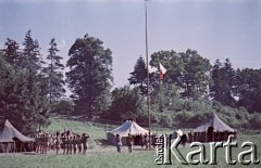 1958, Ławica k. Kłodzka, Polska.
Obóz harcerski drużyny 121 z Żoliborza, n/z apel, wciąganie flagi na maszt.
Fot. Marek Zürn, zbiory Fundacji Ośrodka KARTA