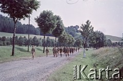 1958, Ławica k. Kłodzka, Polska.
Obóz harcerski drużyny 121 z Żoliborza, n/z harcerze podczas marszu.
Fot. Marek Zürn, zbiory Fundacji Ośrodka KARTA