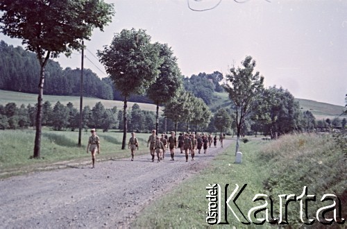 1958, Ławica k. Kłodzka, Polska.
Obóz harcerski drużyny 121 z Żoliborza, n/z harcerze podczas marszu.
Fot. Marek Zürn, zbiory Fundacji Ośrodka KARTA