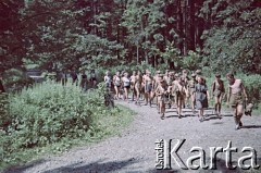 1958, Ławica k. Kłodzka, Polska.
Obóz harcerski drużyny 121 z Żoliborza, n/z harcerze podczas marszu.
Fot. Marek Zürn, zbiory Fundacji Ośrodka KARTA