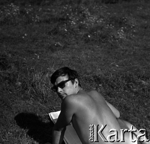 Lata 60., miejsce nieznane, Polska.
Marek Zürn podczas spływu kajakowego.
Fot. Marek Zürn, zbiory Fundacji Ośrodka KARTA