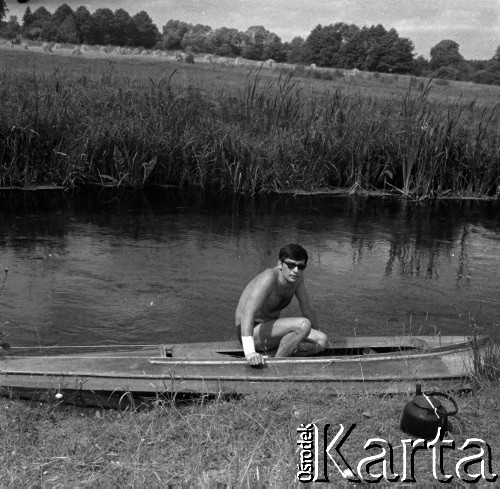 Lata 60., miejsce nieznane, Polska.
Marek Zürn podczas spływu kajakowego.
Fot. Marek Zürn, zbiory Fundacji Ośrodka KARTA