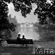 Lata 60., Warszawa, Polska.
Para na ławce w Łazienkach.
Fot. Marek Zürn, zbiory Fundacji Ośrodka KARTA