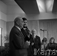 Lata 60., Warszawa, Polska.
Spotkanie ze Stanisławem Jerzym Lecem, n/z Stanisław Jerzy Lec (L).
Fot. Marek Zürn, zbiory Fundacji Ośrodka KARTA