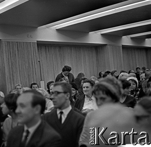 Lata 60., Warszawa, Polska.
Spotkanie ze Stanisławem Jerzym Lecem, n/z publiczność.
Fot. Marek Zürn, zbiory Fundacji Ośrodka KARTA