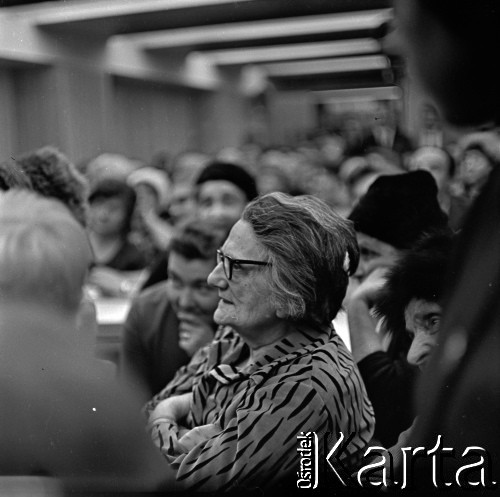 Lata 60., Warszawa, Polska.
Spotkanie ze Stanisławem Jerzym Lecem, n/z publiczność.
Fot. Marek Zürn, zbiory Fundacji Ośrodka KARTA