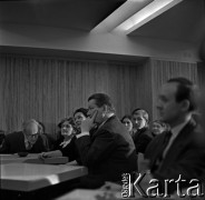 Lata 60., Warszawa, Polska.
Spotkanie ze Stanisławem Jerzym Lecem, n/z publiczność.
Fot. Marek Zürn, zbiory Fundacji Ośrodka KARTA