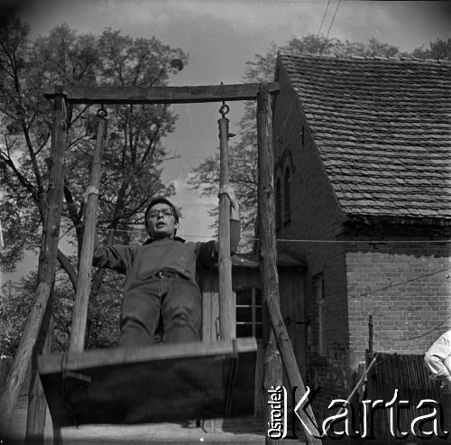 Lata 60., miejsce nieznane, Polska.
Marek Zürn na huśtawce.
Fot. Marek Zürn, zbiory Fundacji Ośrodka KARTA