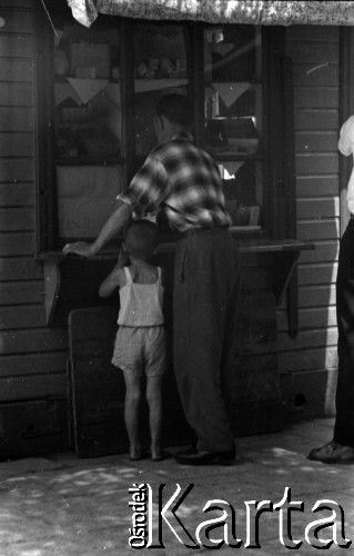 1963, Błonie, Polska.
Kiosk.
Fot. Marek Zürn, zbiory Fundacji Ośrodka KARTA