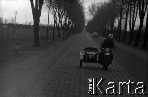1959, Koszalin (okolice), Polska.
Milicjant na motocyklu.
Fot. Marek Zürn, zbiory Fundacji Ośrodka KARTA