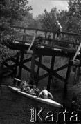 Lata 60., okolice Warszawy, Polska.
Na rzece Jeziorce.
Fot. Marek Zürn, zbiory Fundacji Ośrodka KARTA