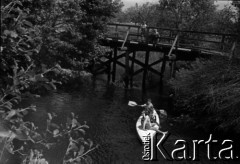 Lata 60., okolice Warszawy, Polska.
Na rzece Jeziorce.
Fot. Marek Zürn, zbiory Fundacji Ośrodka KARTA
