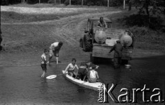 Lata 60., okolice Warszawy, Polska.
Na rzece Jeziorce.
Fot. Marek Zürn, zbiory Fundacji Ośrodka KARTA