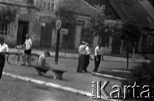 1963, Błonie, Polska.
Niedziela na rynku.
Fot. Marek Zürn, zbiory Fundacji Ośrodka KARTA