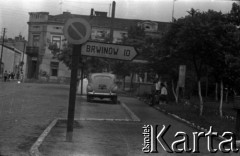 1963, Błonie, Polska.
Rynek, drogowskaz na Brwinów.
Fot. Marek Zürn, zbiory Fundacji Ośrodka KARTA