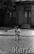 1963, Błonie, Polska.
Dzieci na ulicy.
Fot. Marek Zürn, zbiory Fundacji Ośrodka KARTA