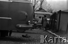 Lata 60., miejsce nieznane, Polska.
Dworzec autobusowy, buty na ziemi.
Fot. Marek Zürn, zbiory Fundacji Ośrodka KARTA