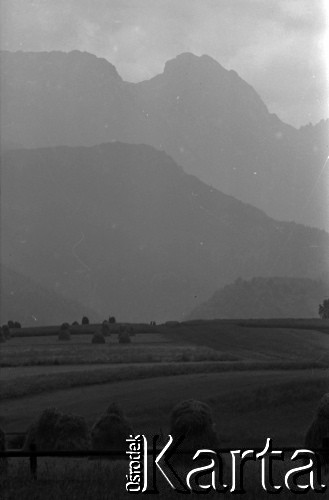 Lata 60., Podhale, Polska.
Krajobraz Podhala, w tle Tatry i Giewont.
Fot. Marek Zürn, zbiory Fundacji Ośrodka KARTA