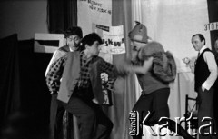 Lata 60., Warszawa, Polska.
Przedstawienie teatru studenckiego.
Fot. Marek Zürn, zbiory Fundacji Ośrodka KARTA