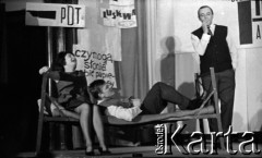 Lata 60., Warszawa, Polska.
Przedstawienie teatru studenckiego.
Fot. Marek Zürn, zbiory Fundacji Ośrodka KARTA