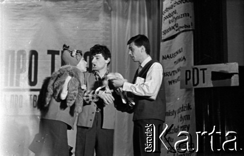 Lata 60., Warszawa, Polska.
Przedstawienie teatru studenckiego.
Fot. Marek Zürn, zbiory Fundacji Ośrodka KARTA