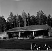 Lata 60., Ojców, Polska.
Bar przy drodze w Dolinie Prądnika.
Fot. Marek Zürn, zbiory Fundacji Ośrodka KARTA