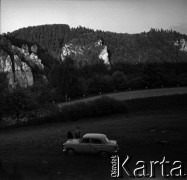 Lata 60., Ojców, Polska.
Samochód przy szosie w Dolinie Prądnika.
Fot. Marek Zürn, zbiory Fundacji Ośrodka KARTA