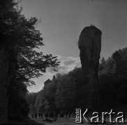 Lata 60., Ojców, Polska.
Wycieczka w Dolinie Prądnika, skała Maczuga Herkulesa.
Fot. Marek Zürn, zbiory Fundacji Ośrodka KARTA