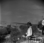 Lata 60., Płock, Polska.
Występy zespołów ludowych na estradzie nad Wisłą, n/z jedna z uczestniczek na skarpie.
Fot. Marek Zürn, zbiory Fundacji Ośrodka KARTA