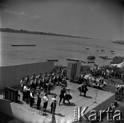 Lata 60., Płock, Polska.
Występy zespołów ludowych na estradzie nad Wisłą.
Fot. Marek Zürn, zbiory Fundacji Ośrodka KARTA