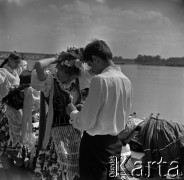 Lata 60., Płock, Polska.
Występy zespołów ludowych na estradzie nad Wisłą.
Fot. Marek Zürn, zbiory Fundacji Ośrodka KARTA